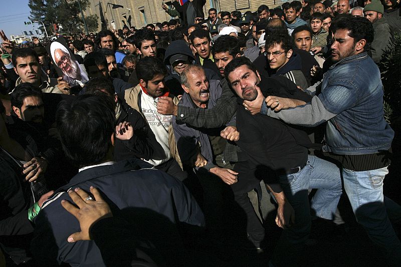 El funeral del ayatolá Montazeri desata la violencia en Irán