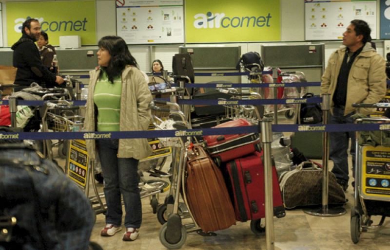 "Resistencia numantina" de los clientes de Air Comet en Barajas