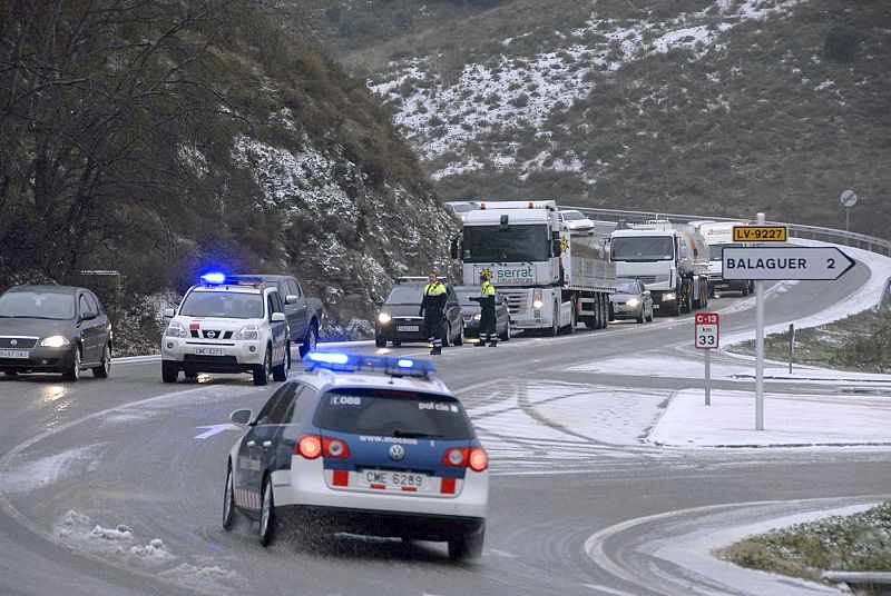 El temporal de lluvia, hielo y nieve mantiene cortadas 24 carreteras