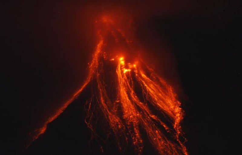 El volcán Mayón en Filipinas lanza una enorme columna de humo