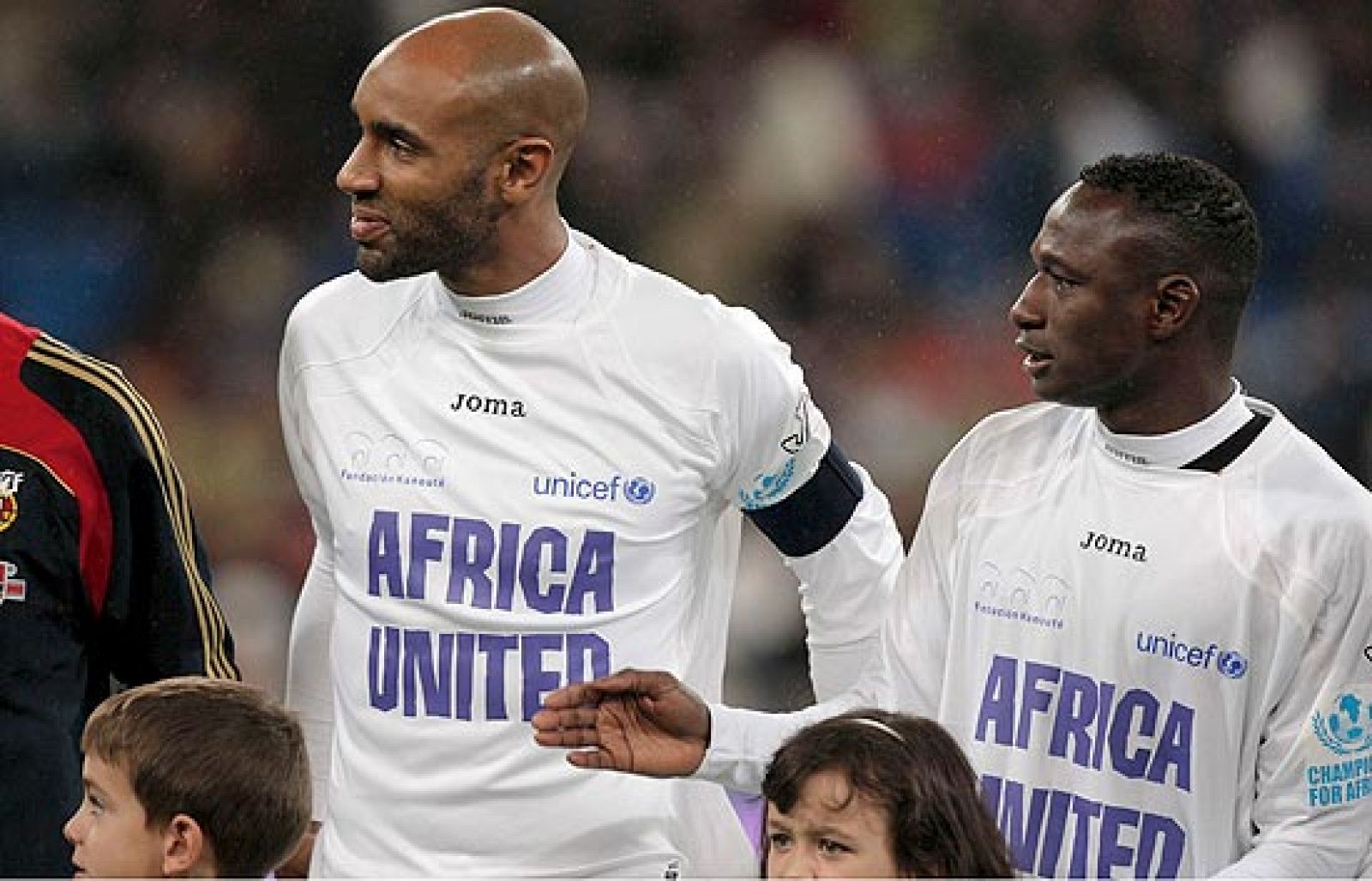 Festival de goles para vencer a la pobreza en el 'Champions for Africa'. La selección de la Liga se impuso 9-8 al combinado de Africa.