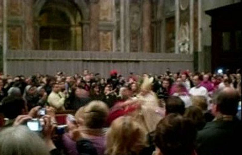 El Papa cae al suelo durante la Misa del Gallo al ser abordado por una mujer