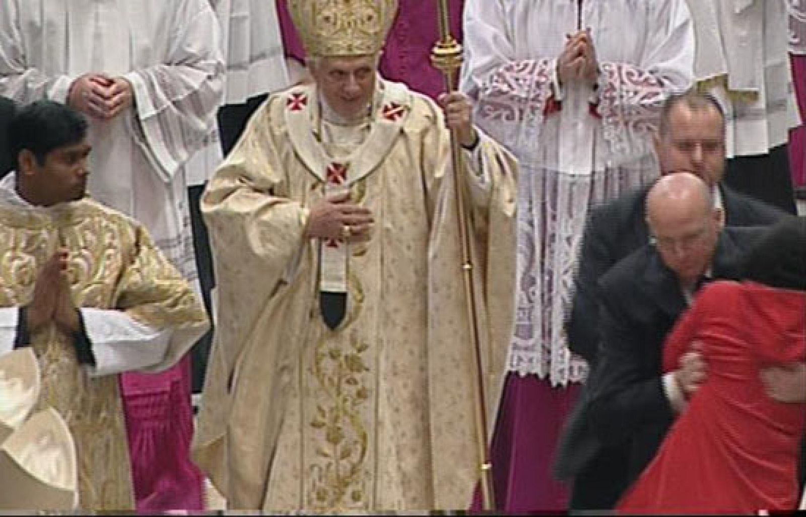 La mujer que se abalanzó sobre el Papa lo intentó un año antes