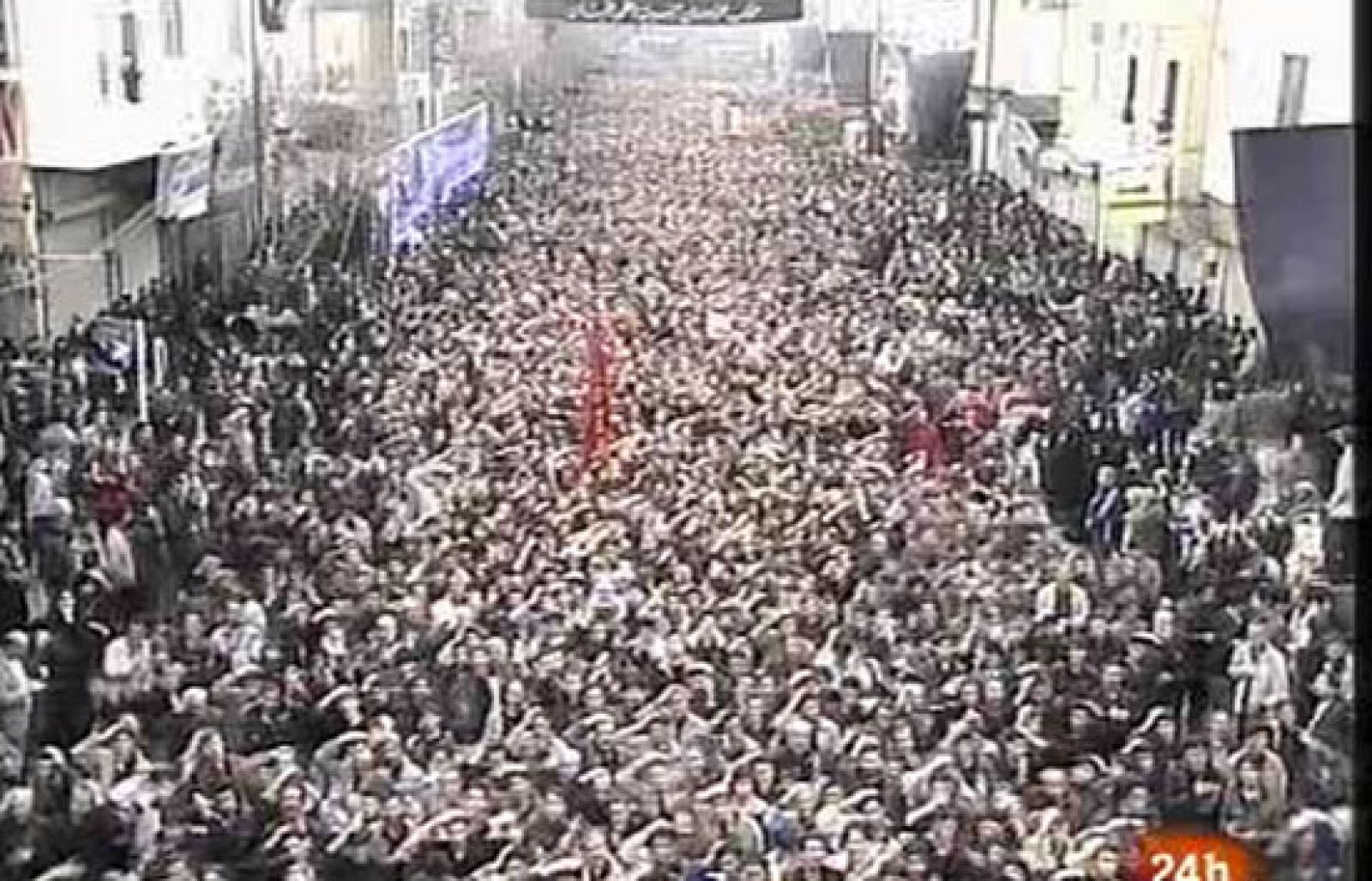 Fuertes enfrentamientos entre la policía y manifestantes antigubernamentales en Teherán | Ver