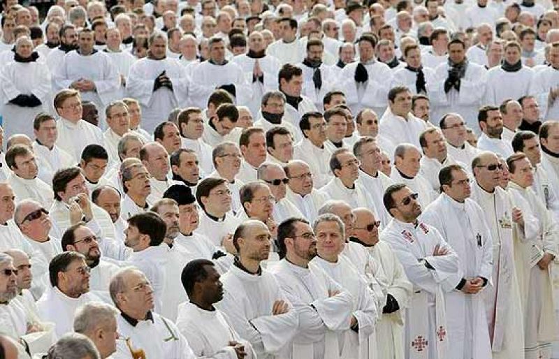 Benedicto XVI pide la defensa de la familia basada en el matrimonio entre un hombre y una mujer