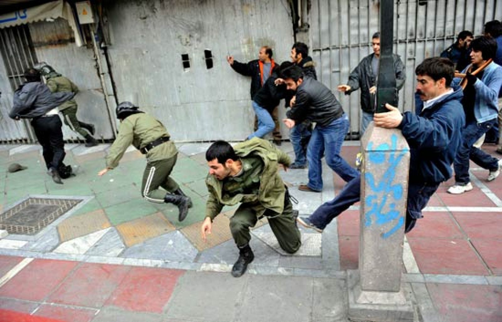 Duros enfrentamientos en Irán entre la policía y los opositores a Ahmadineyad | Ver