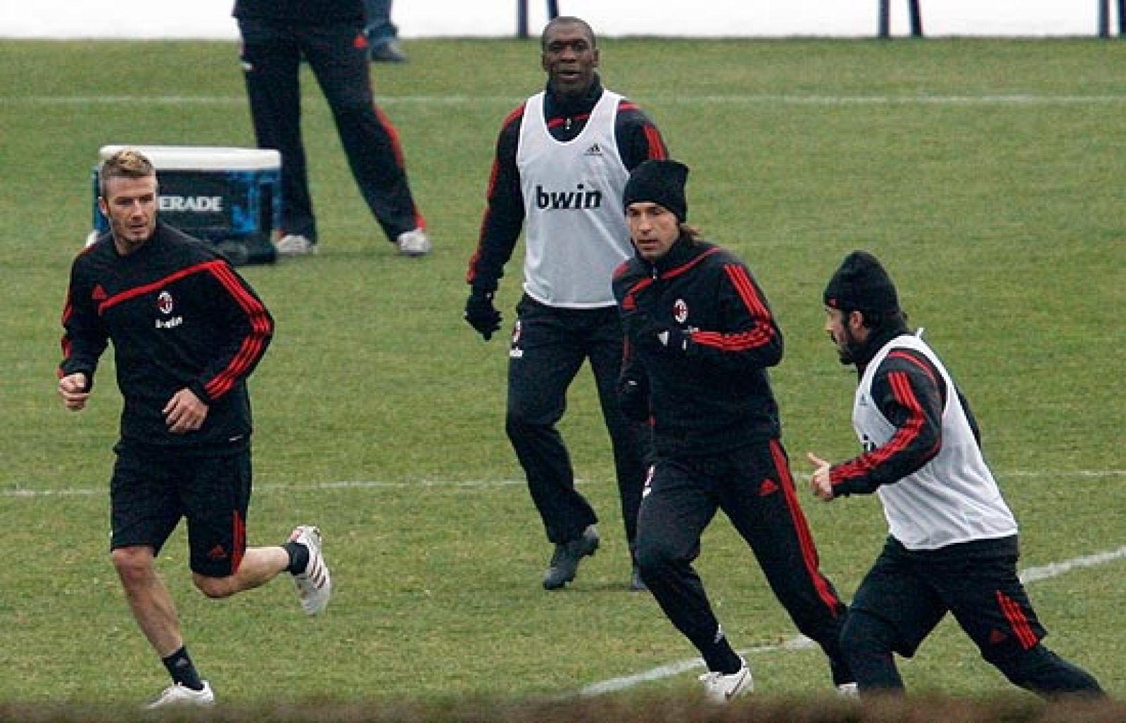 David Beckham ya está en Milán para jugar allí por segunda vez durante la segunda parte de la temporada. El inglés se ha puesto como objetivo acudir al Mundial y para eso debe jugar en Europa, le dijo su seleccionador Fabio Capello.