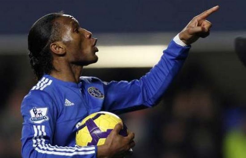 Drogba y la fortuna evitan un nuevo tropiezo del Chelsea, que mantiene el liderato
