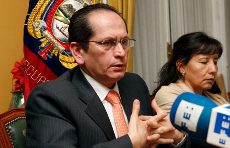 Peruanos y españoles afectados por la quiebra de Air Comet asaltan el consulado español en Lima