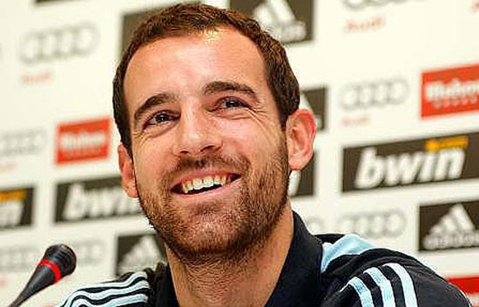 El Real Madrid se entrenó por segundo día. Kakà dice que no tiene dolores y podría estar listo ante Osasuna. Metzelder compareció en rueda de prensa y se ve fuera del equipo en junio.