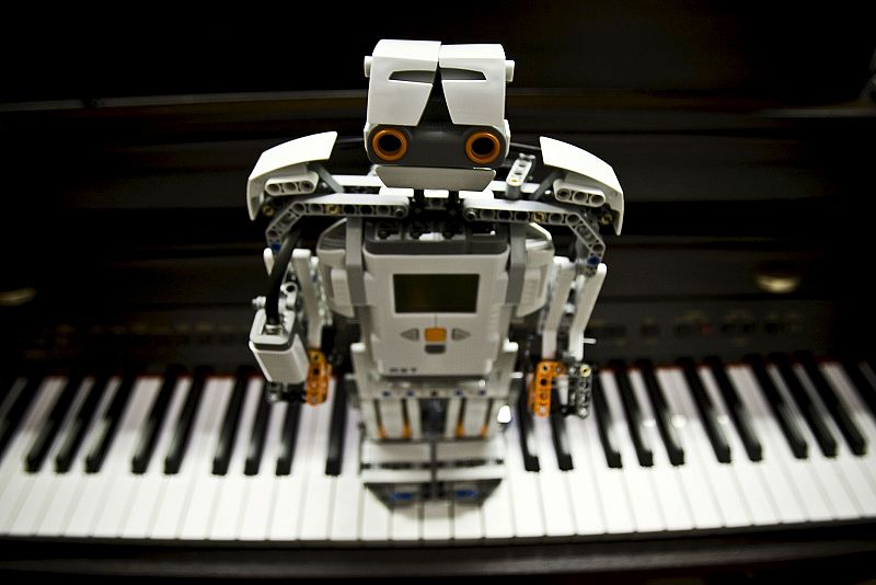 Un robot malagueño que reconoce las canciones al ser tarareadas