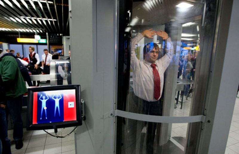 El aeropuerto de Amsterdam colocará escáneres corporales tras el atentado frustrado de Al Qaeda