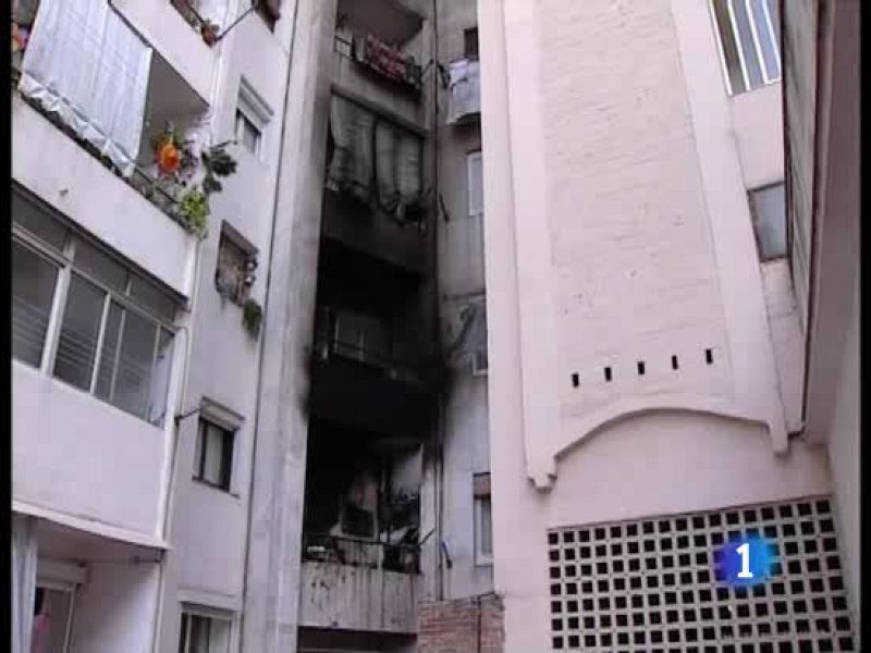 Cuatro personas fallecen en el incendio de un bloque de pisos en Barcelona