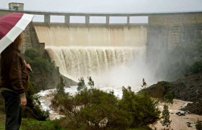 Las fuertes lluvias obligan a cortar una treintena de carreteras, la mayoría en Andalucía