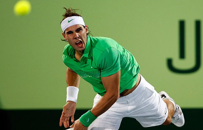 Nadal estrena el 2010 con victoria sobre Ferrer