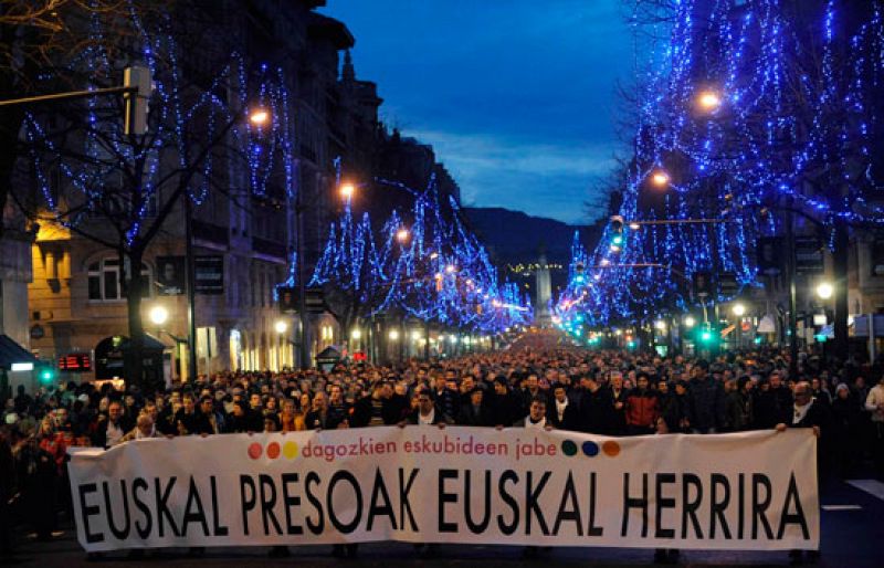 Miles de personas piden en Bilbao el fin de la dispersión de los presos etarras