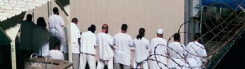 EE.UU. frena el envío de presos de Guantánamo a Yemen tras el atentado fallido de Detroit