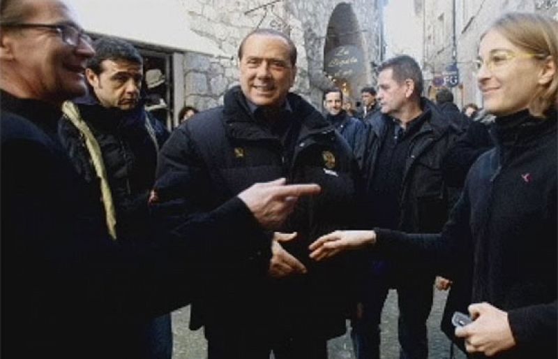 Berlusconi reaparece por primera vez sin vendas para comprar esculturas "sensuales"