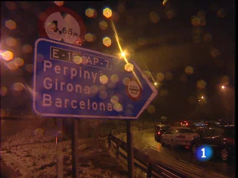 La nieve mantiene cortadas siete carreteras de la red principal y el puerto de San Glorio