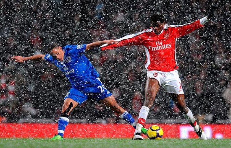 Arsenal y Manchester United tropiezan bajo la nieve