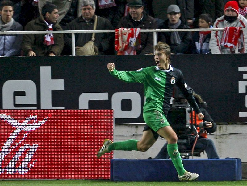 Canales se viste de genio y lidera la victoria del Racing en Sevilla