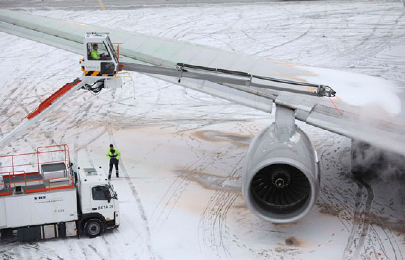 La nieve no sólo está causando estragos en España sino también en el resto del mundo. El norte de Alemania está en alerta por la posible rotura de diques y hay viajeros atrapados en carreteras y aeropuertos.