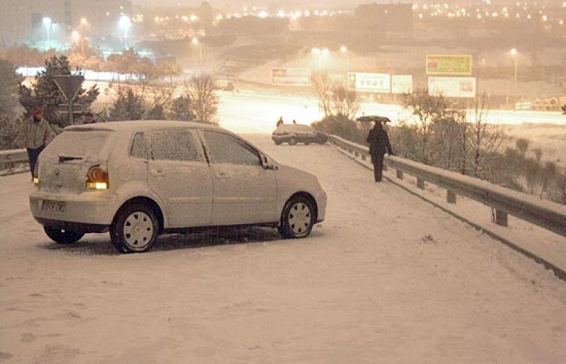 La nieve saca al Ejército a las carreteras de Madrid