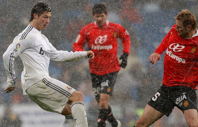 El Madrid gana fácil al Mallorca bajo la nieve