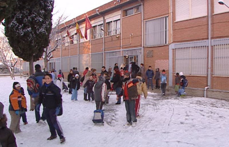 El temporal deja sin clase a Madrid y las dos Castillas y dificulta el tráfico aéreo y terrestre