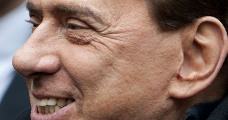 Berlusconi vuelve al trabajo tras la agresión en Milán