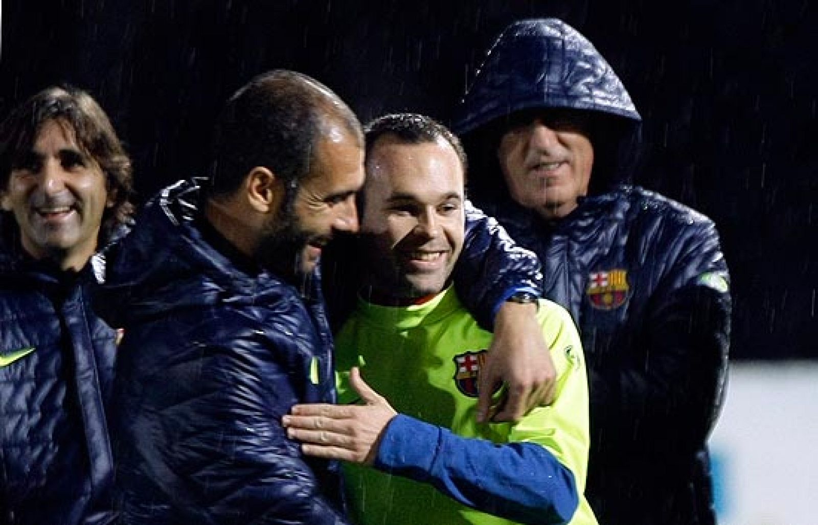 El Barça ya deja atrás su victoria aplastante en Tenerife y piensa en remontar en Sevilla. Iniesta protagonizó la rueda de prensa: "No pretendemos acallar bocas".