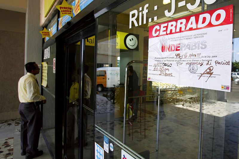 Cierran 70 comercios venezolanos por "remarcar" precios, tras el cambio dual del dólar