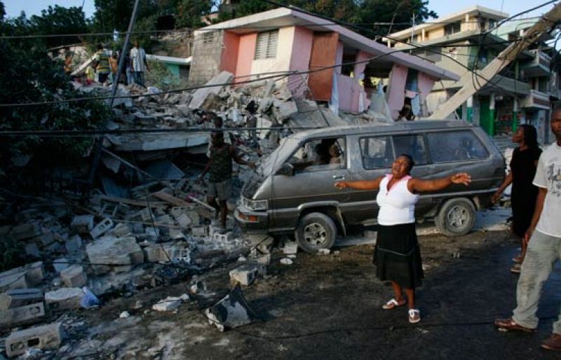 Miles de heridos deambulan por el 'horror' de Haití mientras se temen más de 100.000 muertos