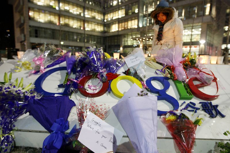 Flores y mensajes en la sede de Google tras su amenaza de abandonar el país por la censura