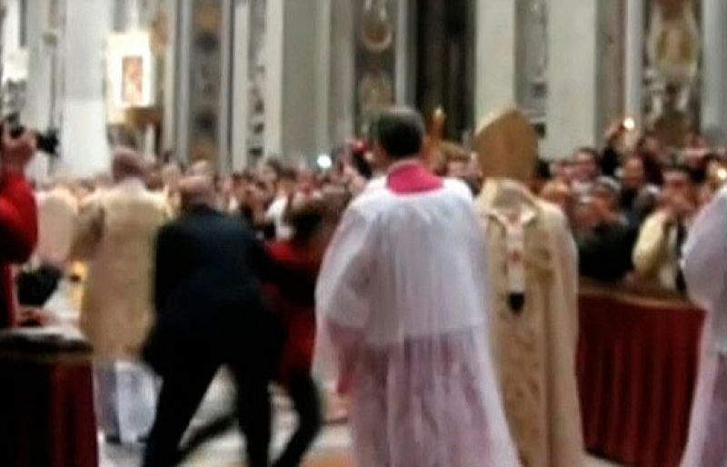 El Papa Benedicto XVI se reune con la mujer que le tiró al suelo en la Misa del Gallo