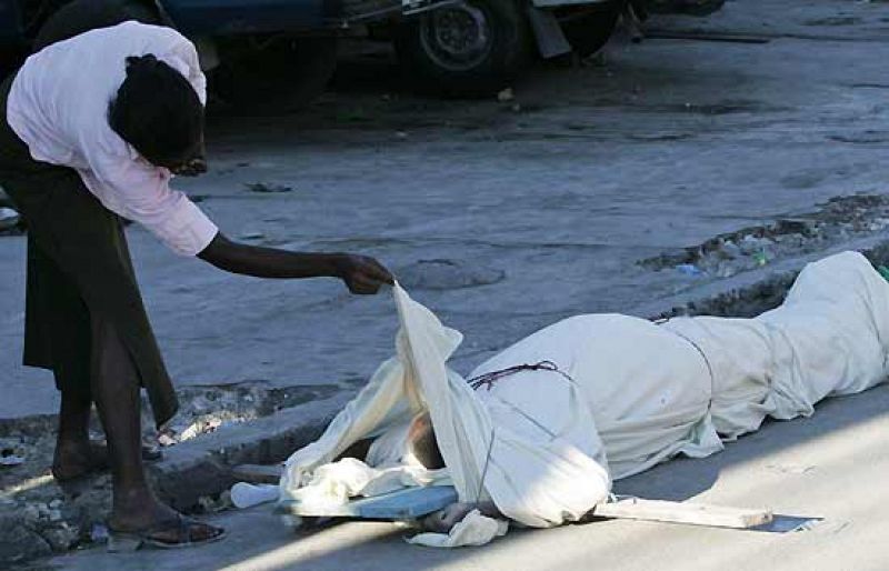 El caos logístico impide que la ayuda llegue a Puerto Príncipe, cuyas calles huelen a muerte