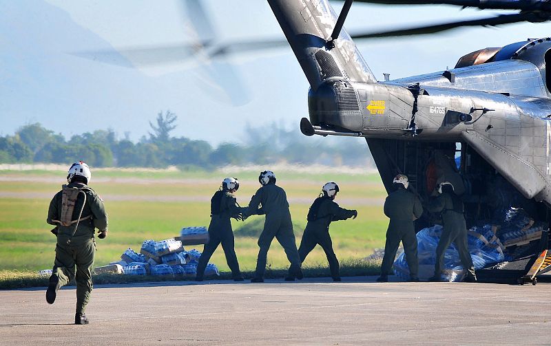Los "graves problemas de coordinación" en el aeropuerto dificultan la llegada de la ayuda a Haití