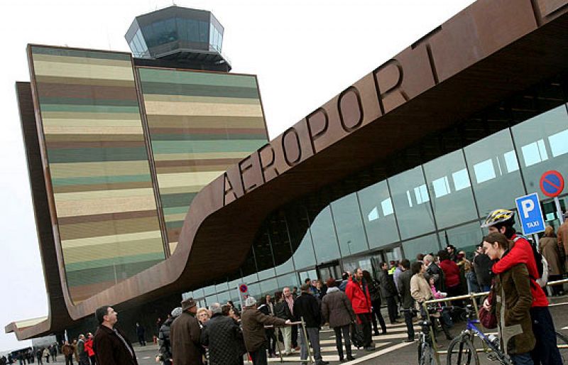 El nuevo aeropuerto de Lleida se estrena con un vuelo especial para José Montilla