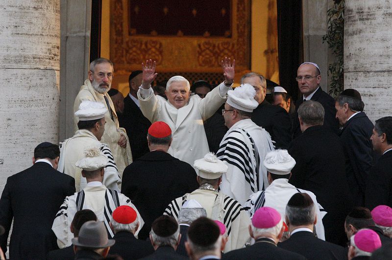 El Papa rinde homenaje a los judíos en su primera visita a la Sinagoga de Roma