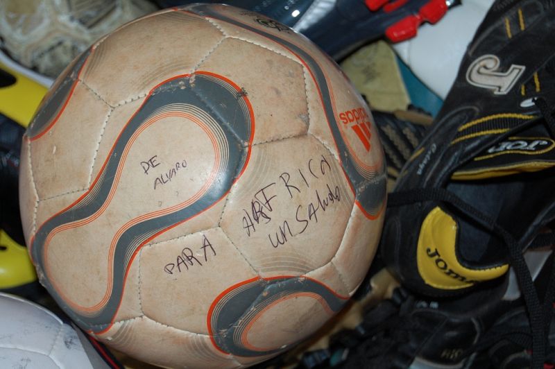 El público de Mestalla dona 733 balones y 147 pares de botas para África