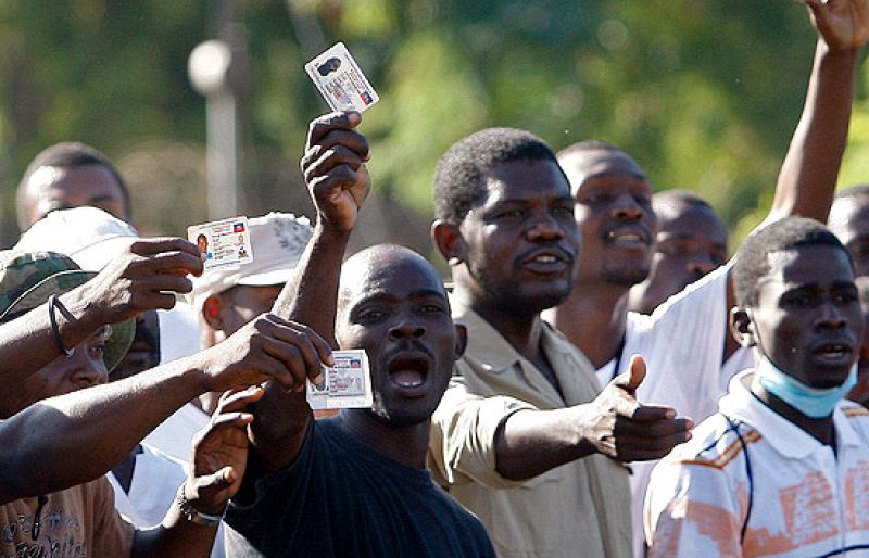 Haitianos se agolpan en el aeropuerto desesperados por la lentitud de la ayuda