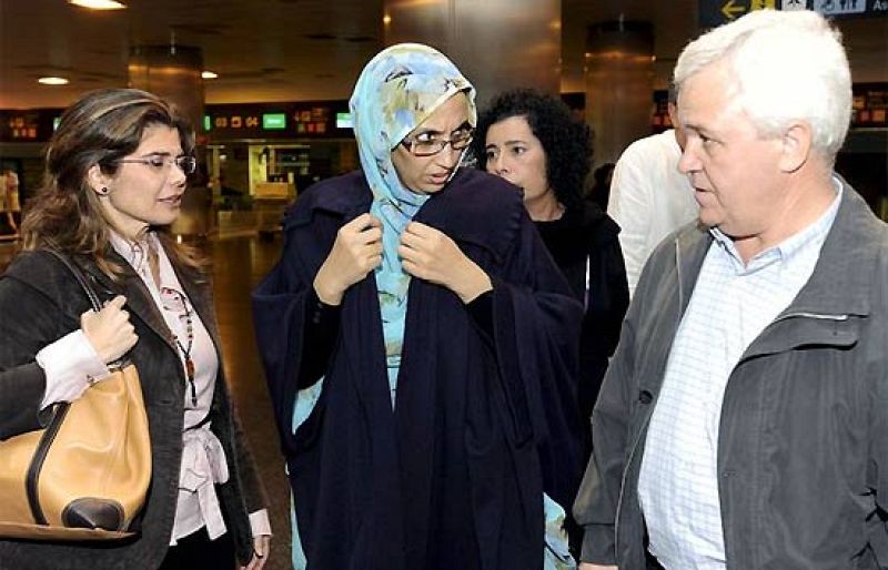 Aminatu Haidar llega a Las Palmas en escala hacia Madrid donde se someterá a un chequeo médico