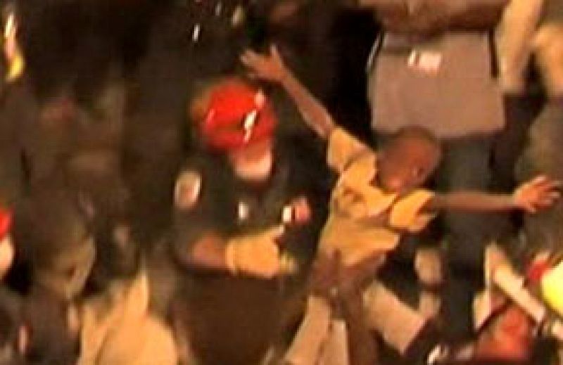 Más de una semana después la ayuda sigue sin llegar pero hallan supervivientes