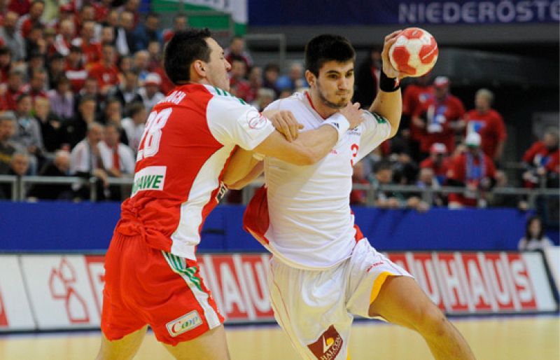 España solventa con garra un duro partido ante Hungría