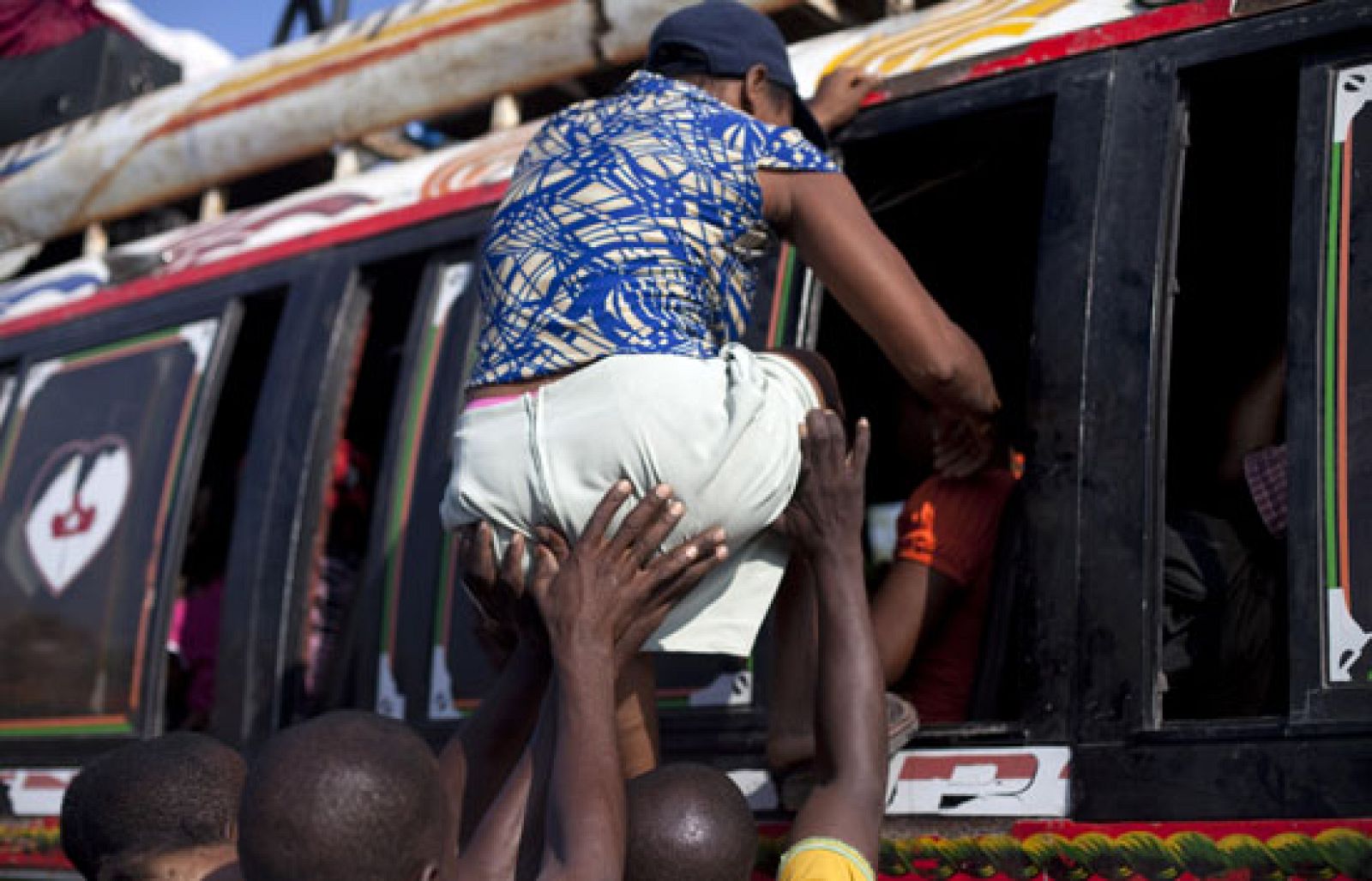 El Gobierno haitiano fleta autobuses para la huída de los sin hogar