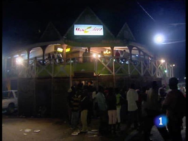 Los puestos de comida en las calles de Puerto Príncipe se multiplican, pero no hay dinero