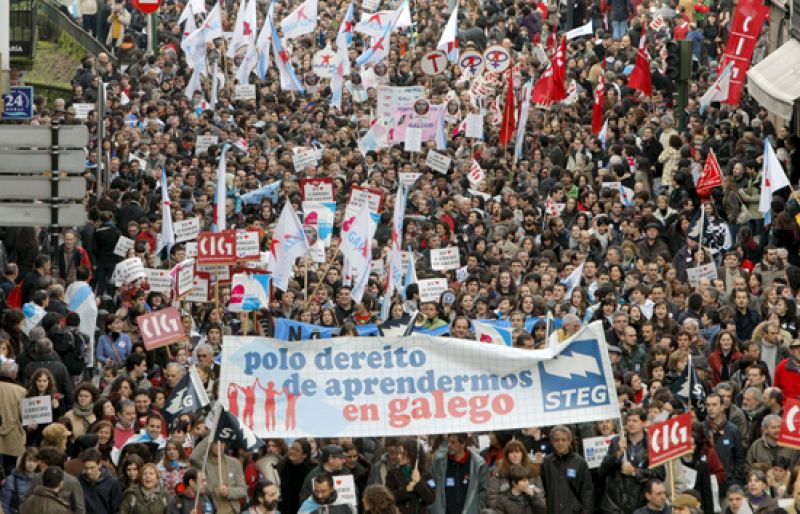 Miles de personas piden en Santiago más presencia del gallego en la enseñanza