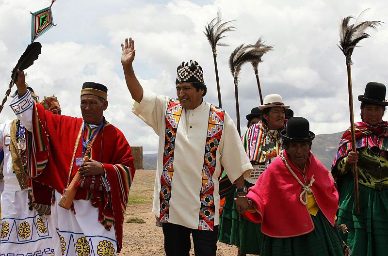 Morales renueva su liderazgo indígena con un "místico" ritual andino