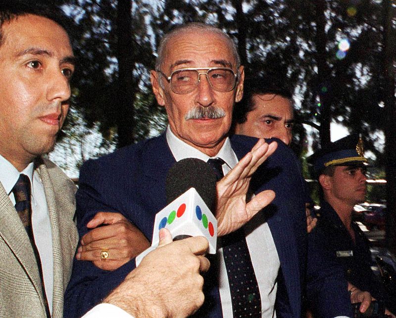 Alemania dicta una orden de detención contra el dictador argentino Videla