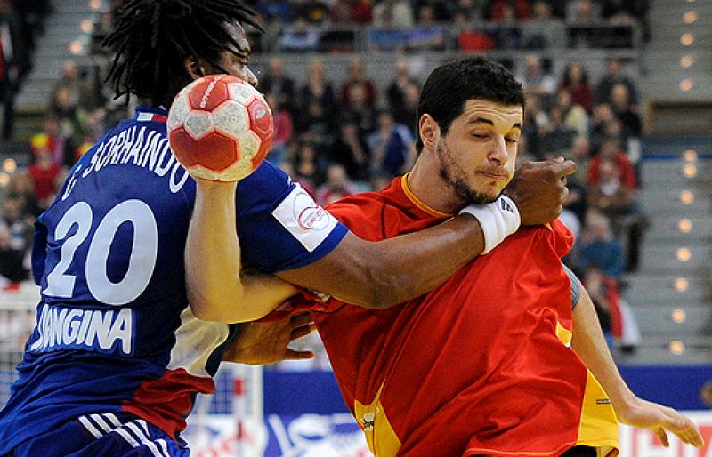 España arranca un empate a Francia a base de garra y pasa primera de grupo